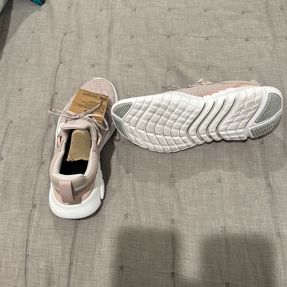 Great Nike free stretch sneakers. Brand New - Picture 4 of 4
